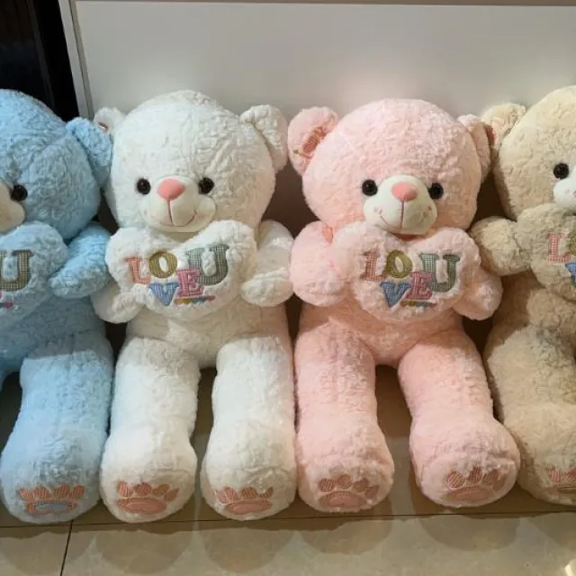 Oso regordete abrazando un corazón · Funda de peluche con cremallera · 60 cm