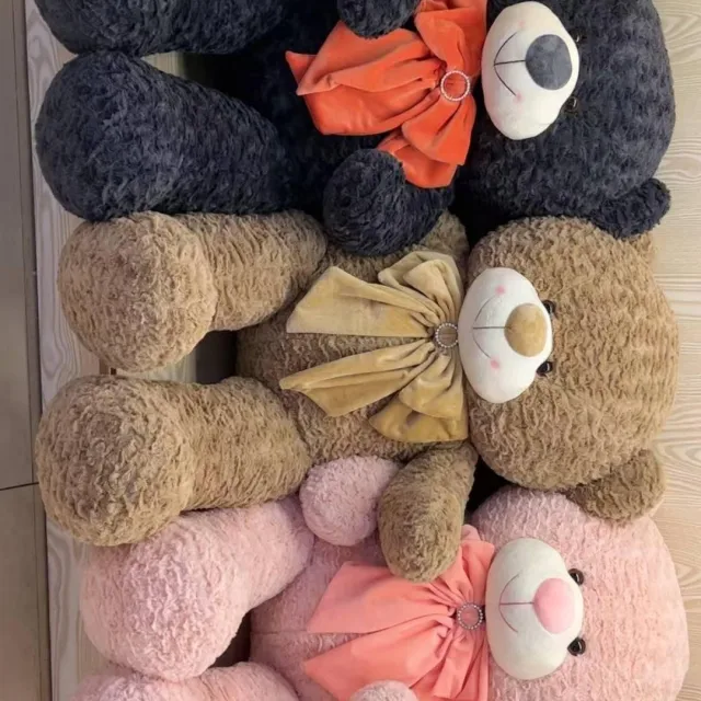 Oso grande regordete con moño · Funda de peluche con cremallera · 65 cm