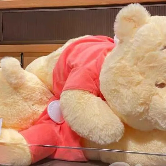 [DCMW] Winnie the Pooh acostado · Peluche · 45 cm
